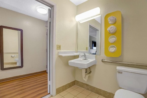 Motel 6-Raleigh, NC - North image 13