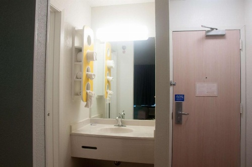 Motel 6-Raleigh, NC - North image 32